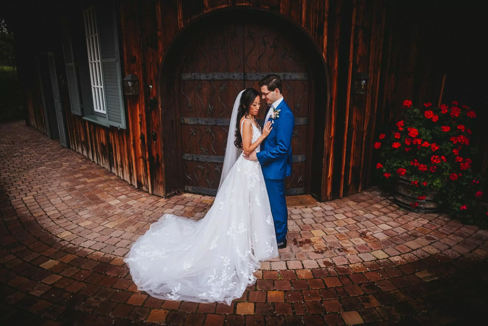 hochzeitsfotograf-stuttgart-sven-herbst-hochzeitsbilder-mit-regenschirm-24